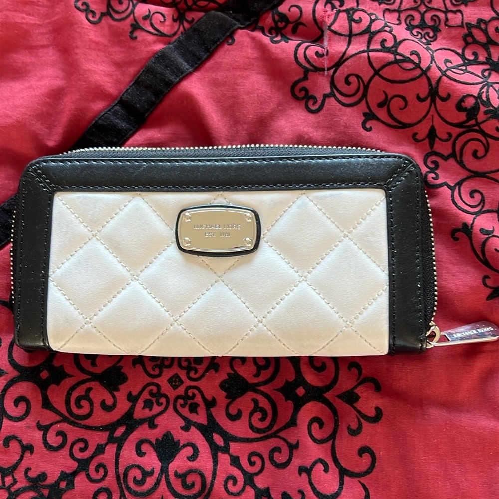 Micahel Kors black and white wallet